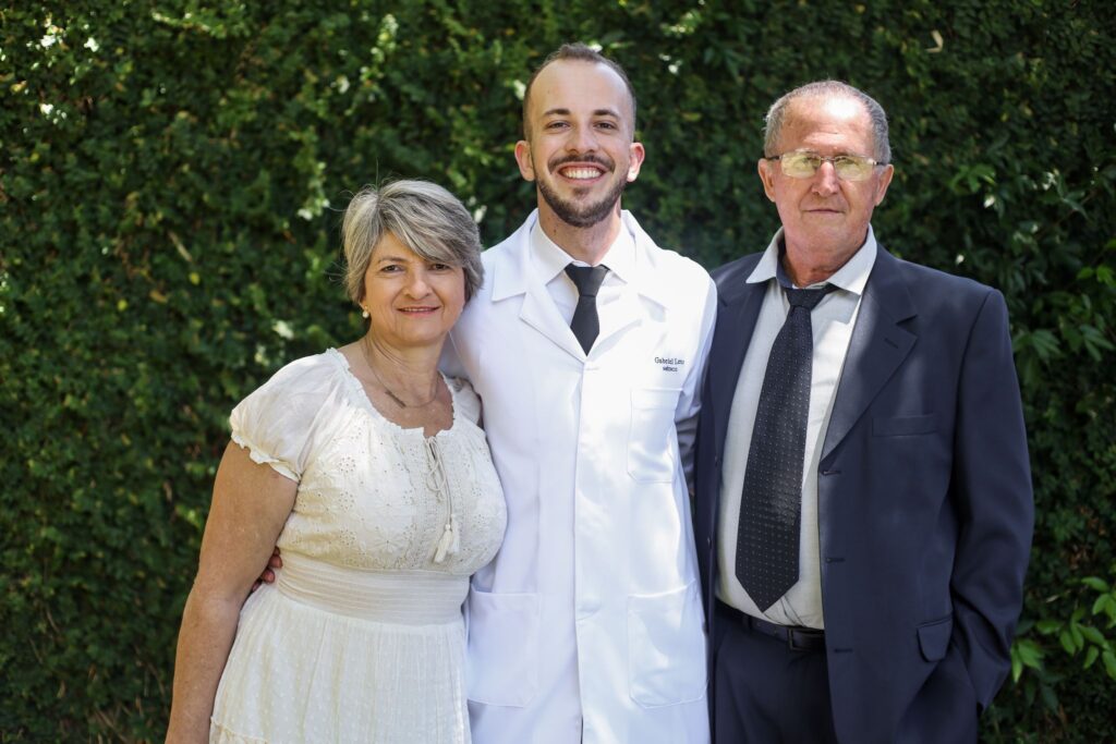 0 Gabriel e pais no dia da formatura em medicina