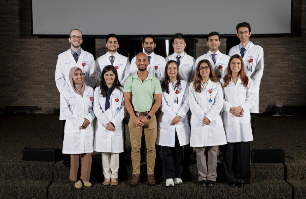 4 Turma da residência reunida com o diretor do programa, em um grupo formado por médicos de diferentes países.