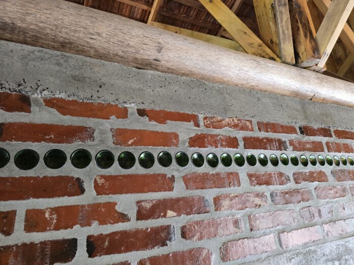 4 Mais de 1,3 mil garrafas long neck ganharam nova função na decoração do espaço